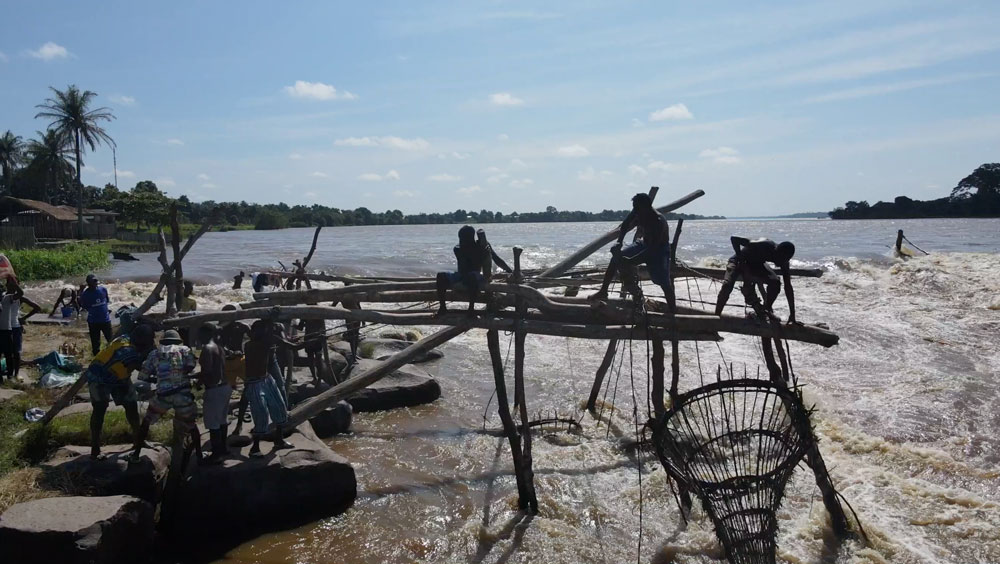 pecheur-de-chute-de-wagenia-a-kisangani-rdc-7159